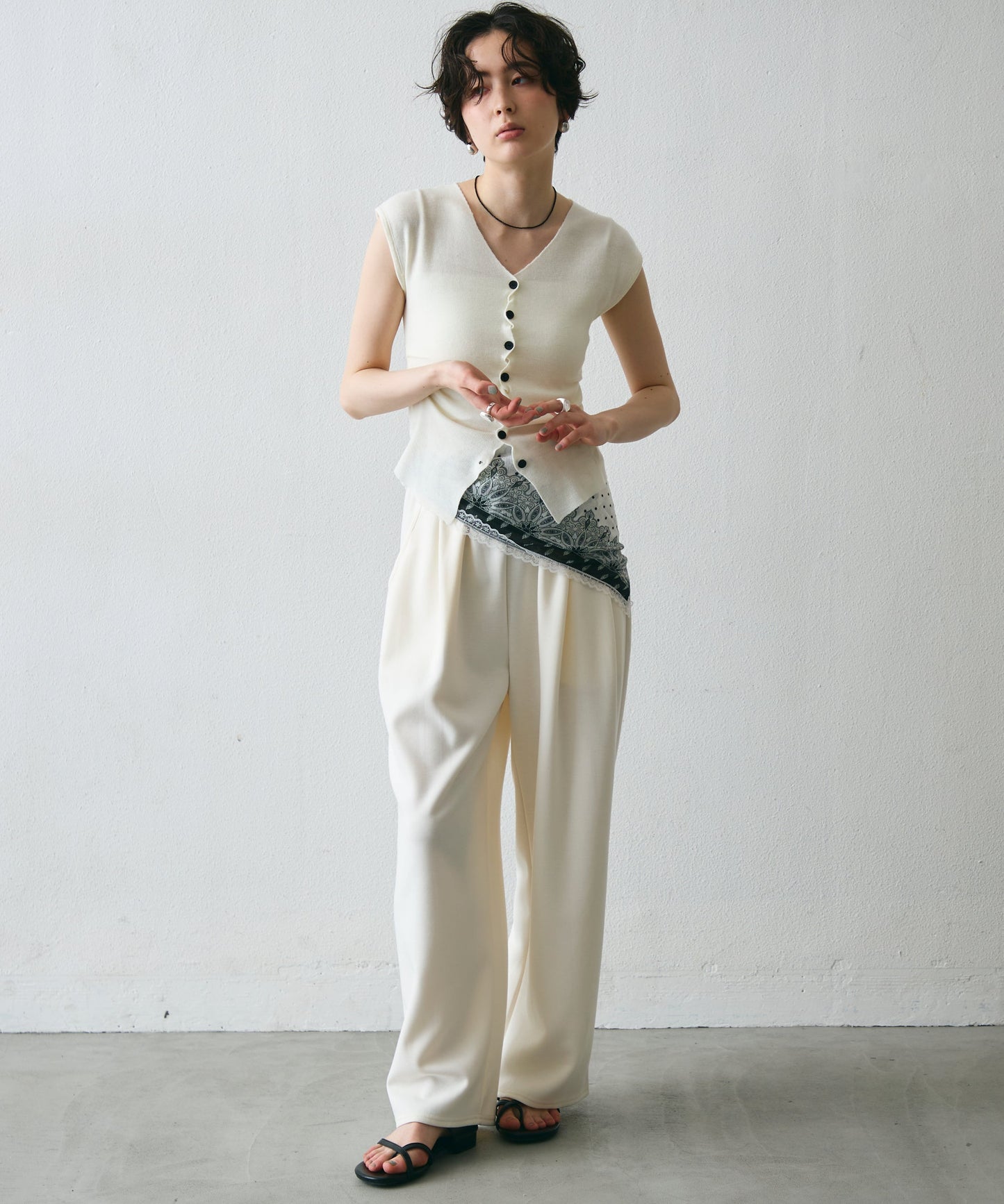 クロスボタンフレンチスリーブニット