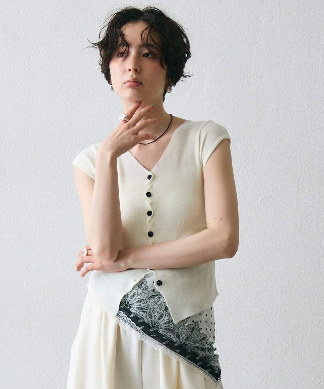 クロスボタンフレンチスリーブニット
