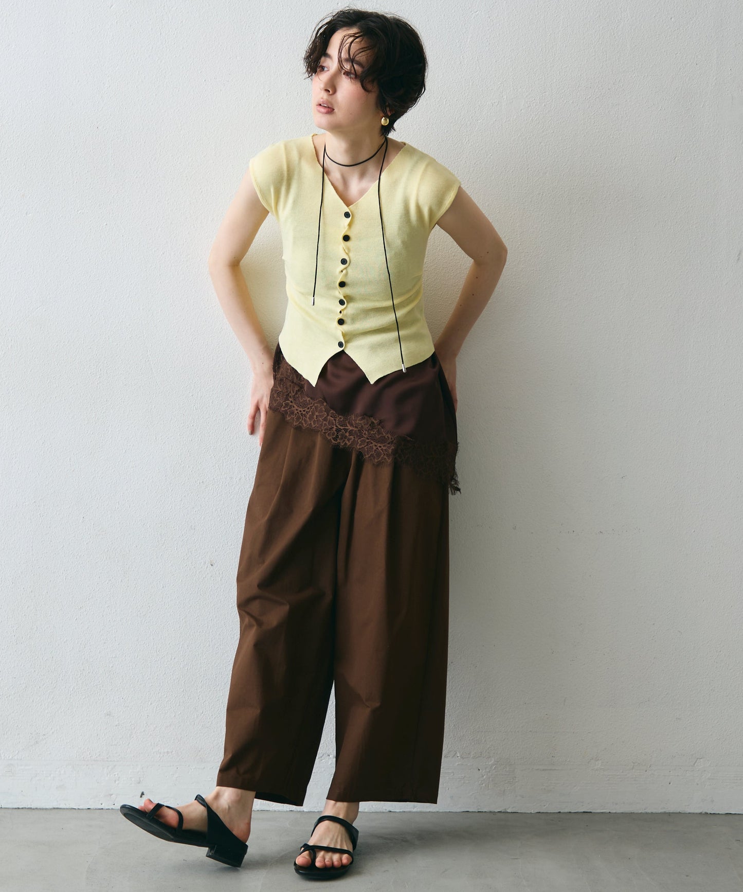 クロスボタンフレンチスリーブニット