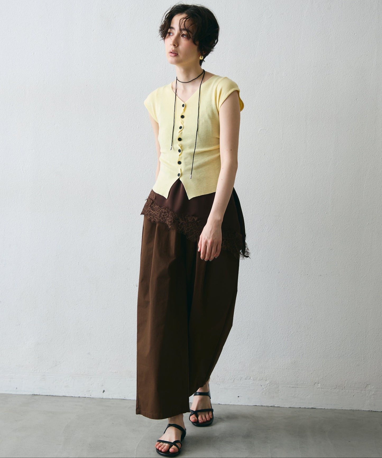 クロスボタンフレンチスリーブニット