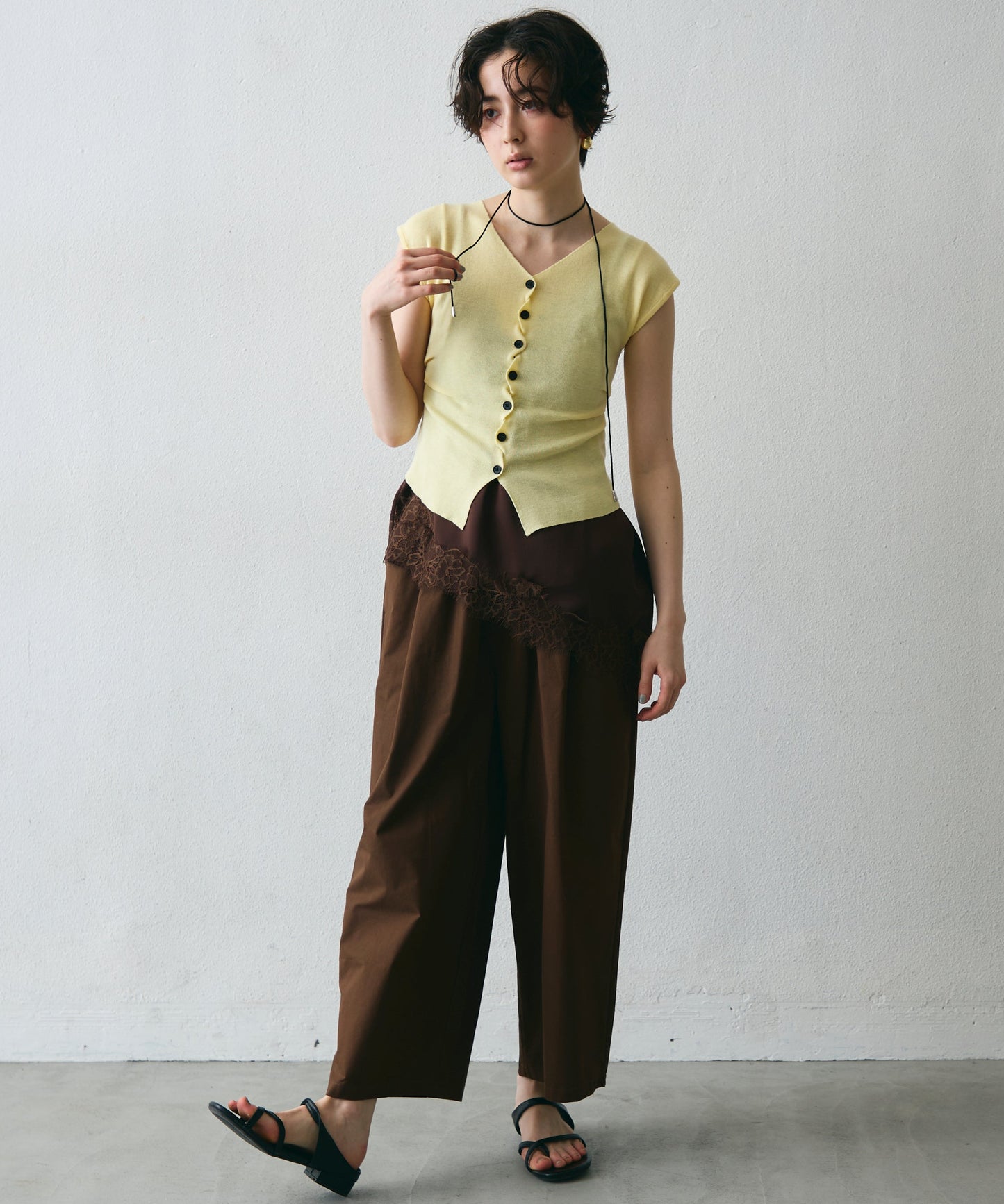 クロスボタンフレンチスリーブニット