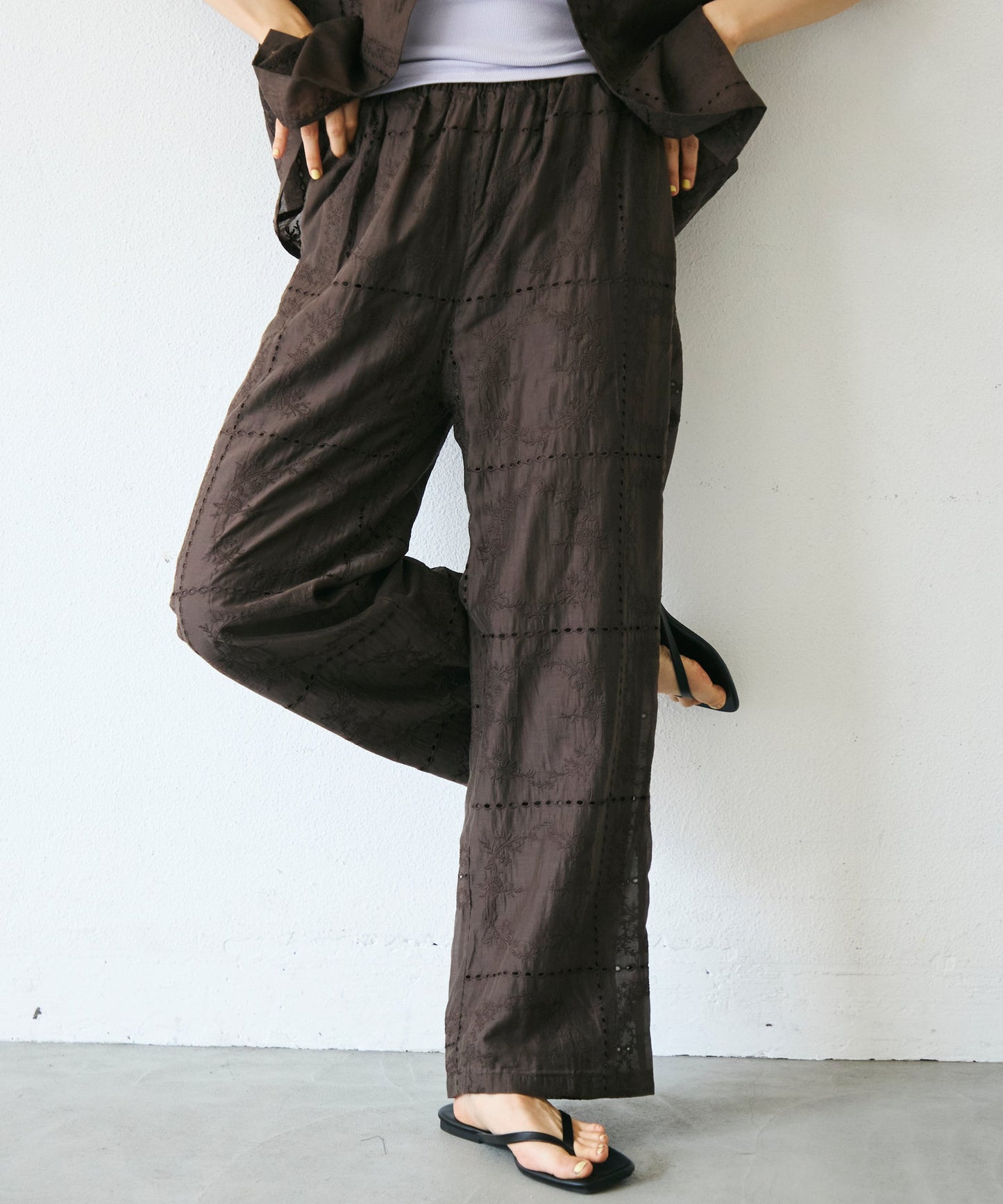 パッチワーク風刺繍ルーズパンツ