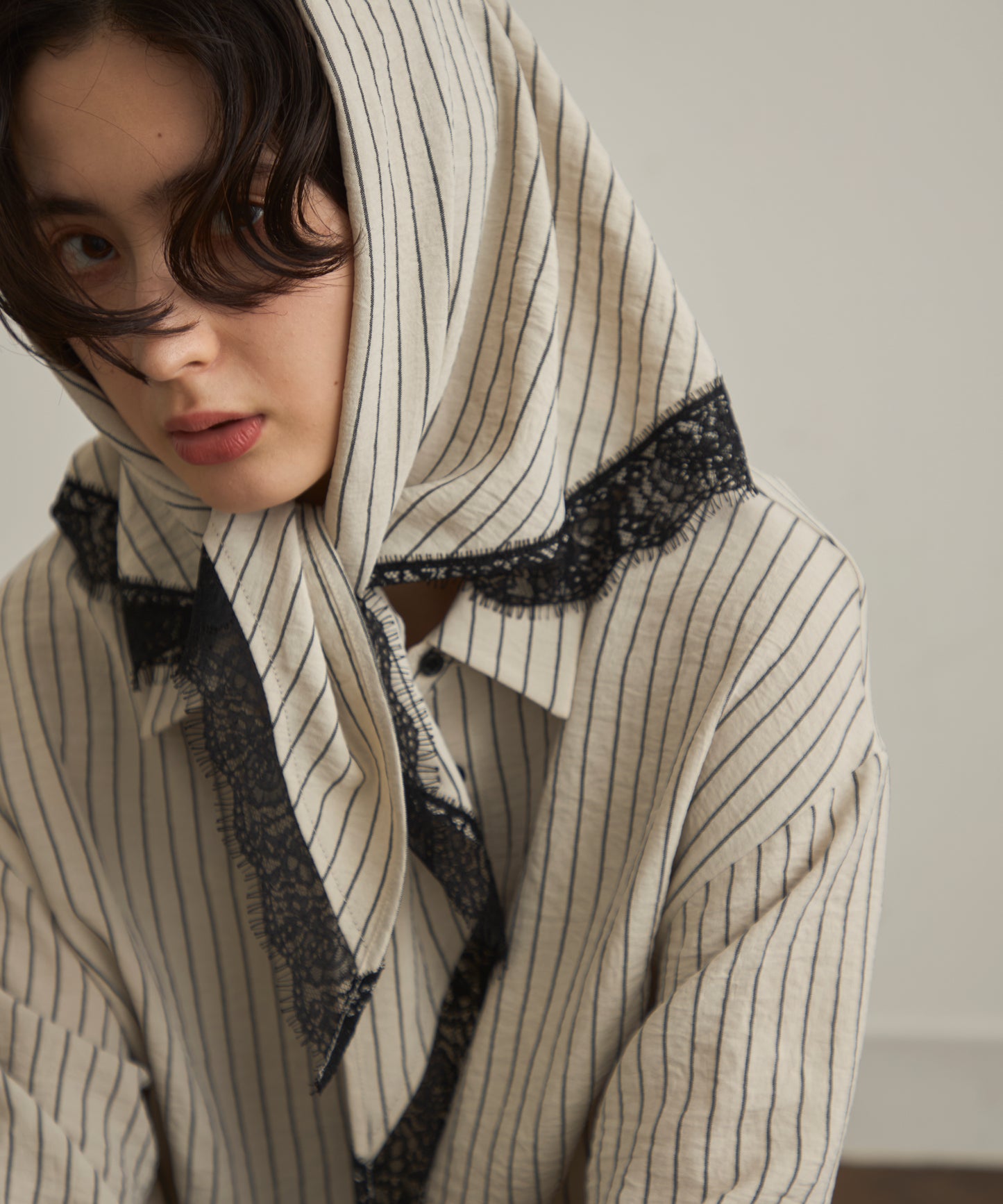 レーストリムスカーフ付きストライプシャツ