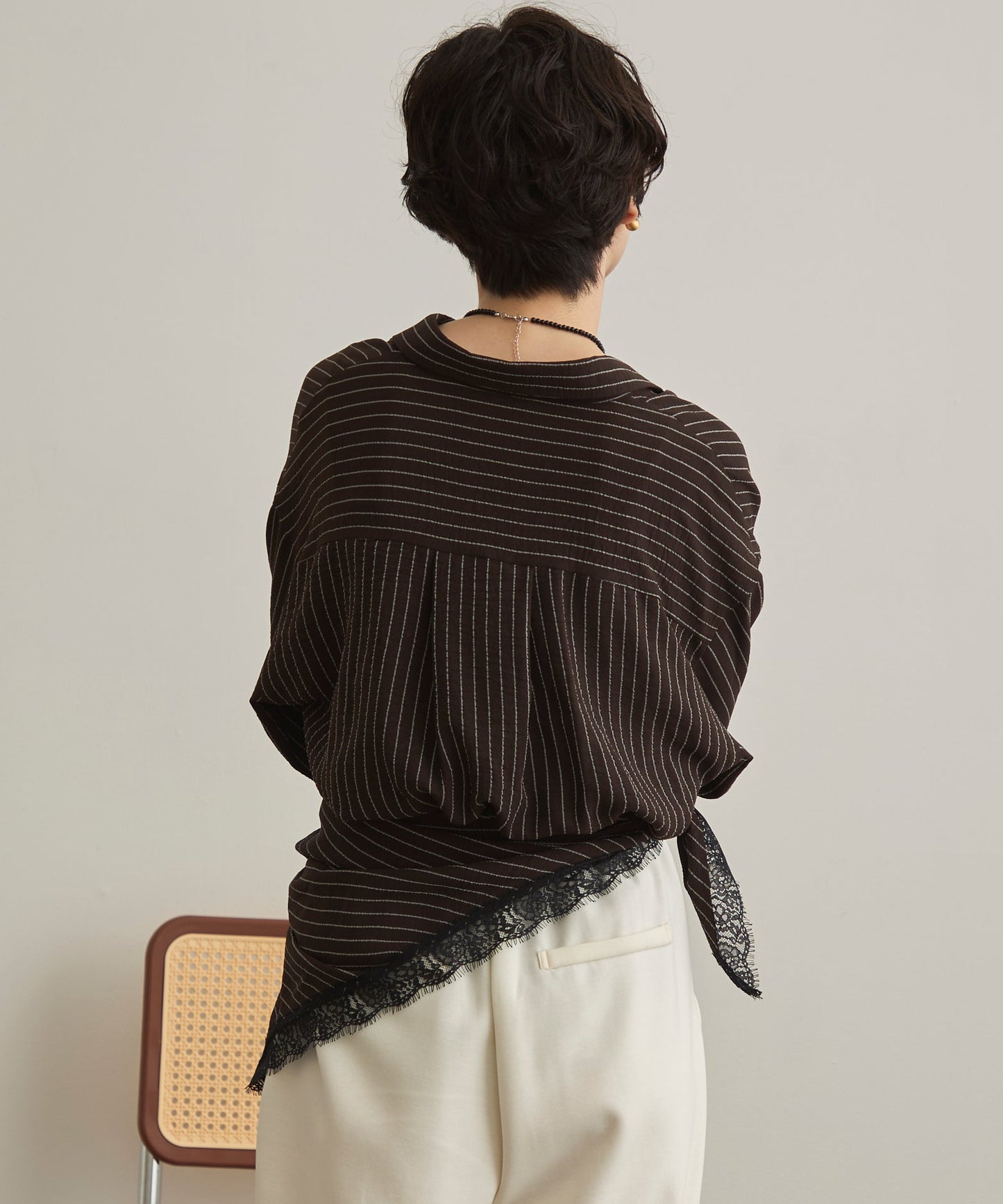 レーストリムスカーフ付きストライプシャツ