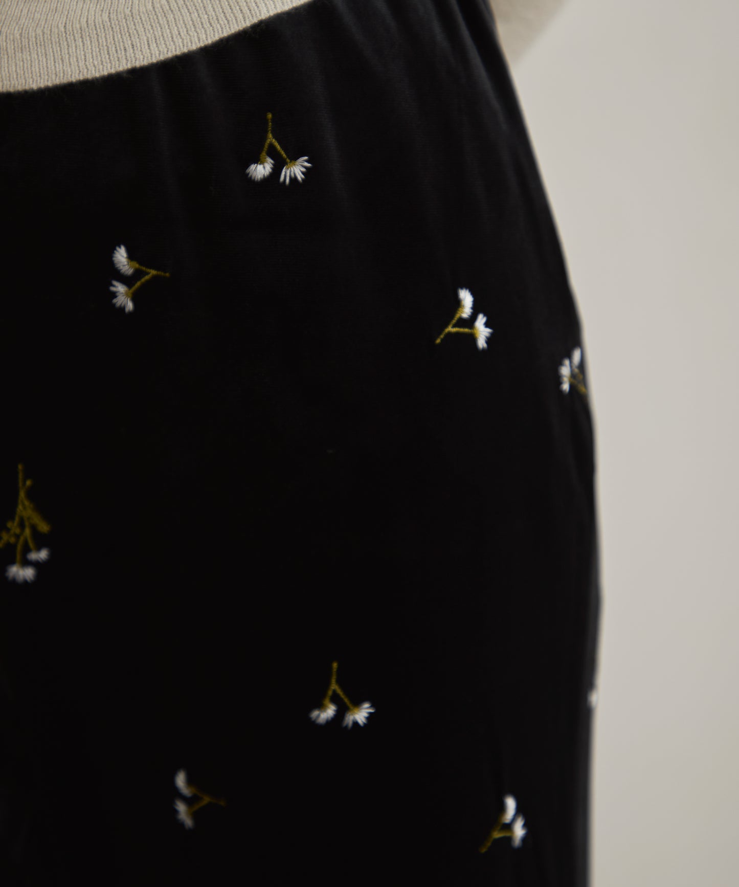 ベロア花刺繍パンツ