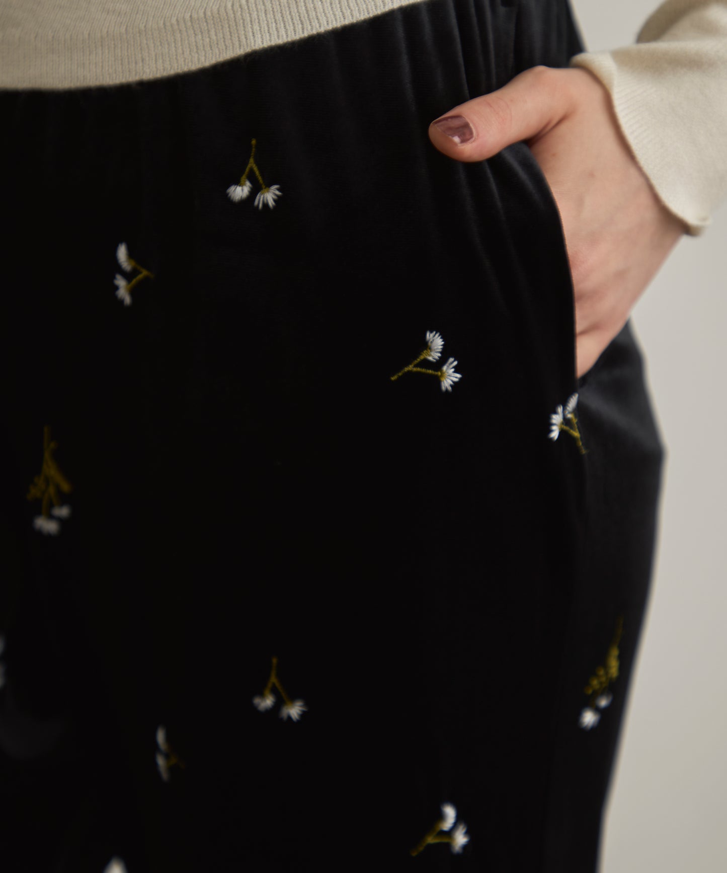 ベロア花刺繍パンツ