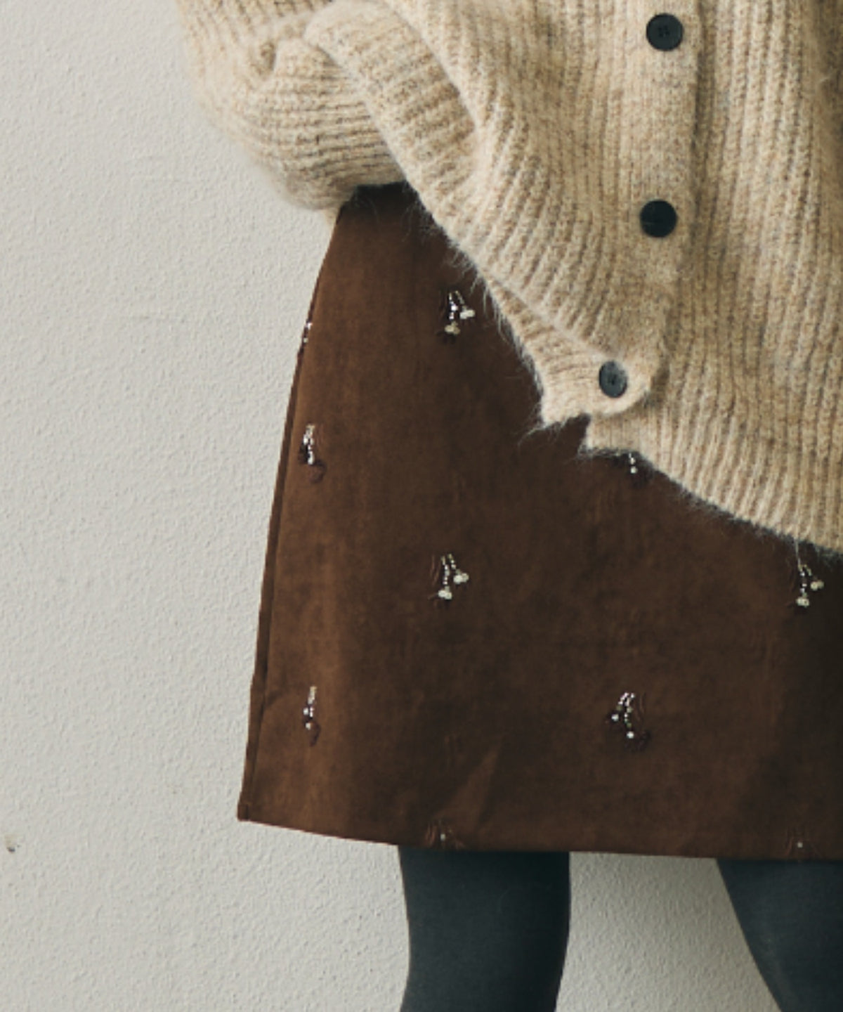 フラワービーズ刺繍スウェードライクスカート